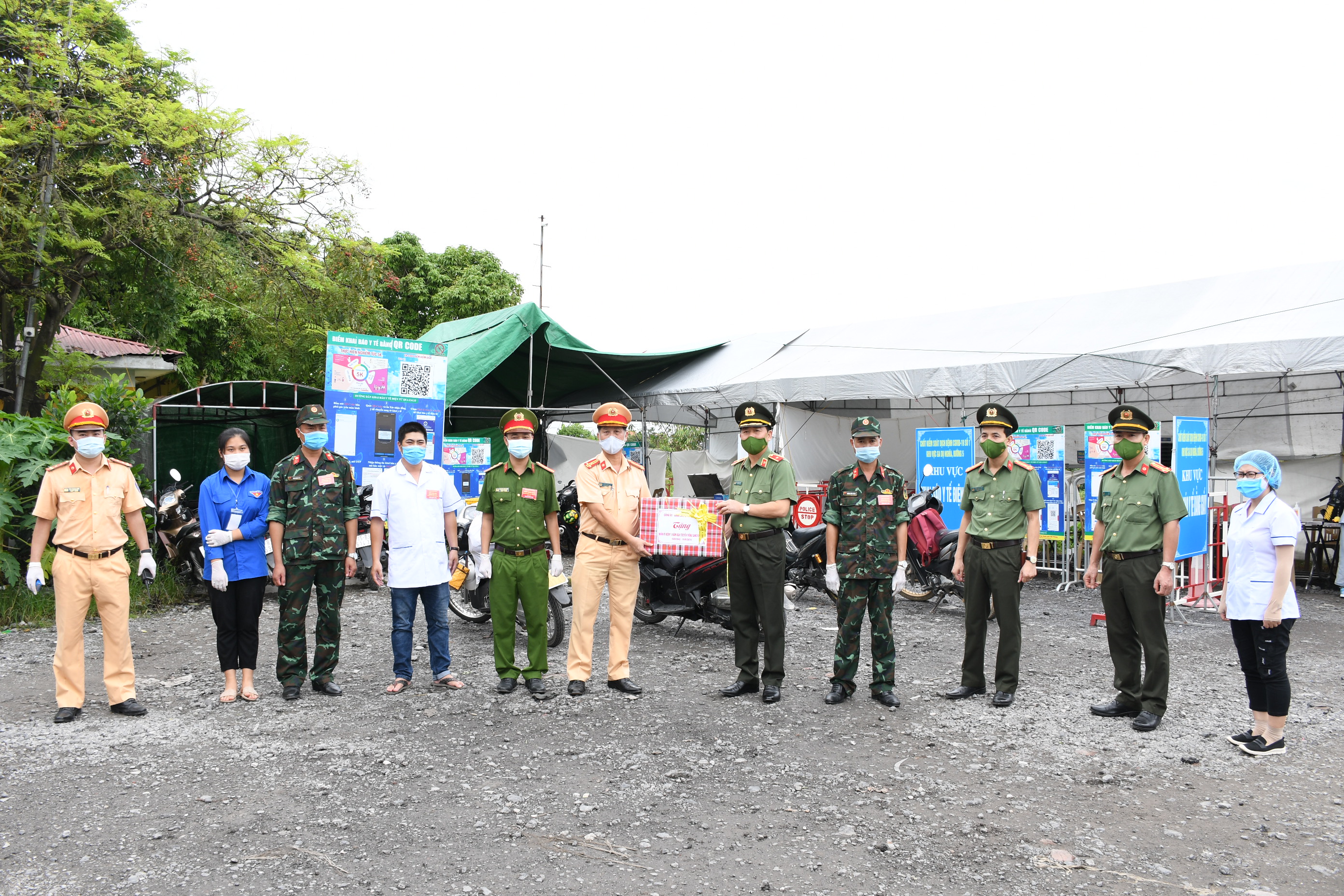 Giám đốc Công an thành phố tặng quà lực lượng liên ngành các chốt kiểm soát dịch bệnh Covid-19